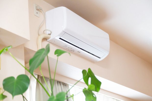 Condizionatore split installato a parete in ambiente domestico
