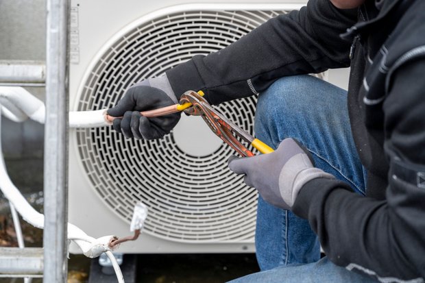 Manutenzione unità esterna condizionatore da parte di tecnico ClimaFix