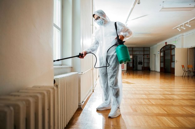 Operatore ClimaFix durante intervento urgente di disinfestazione