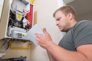 Tecnico ClimaFix durante intervento di assistenza rapida